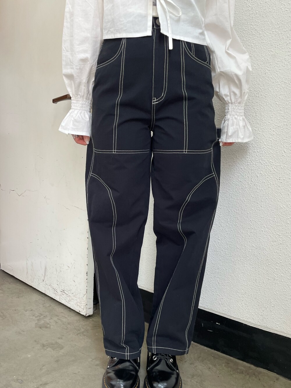 ホワイト系のTシャツ/カットソー、ブラック系のその他パンツ、ホワイト系のシャツ/ブラウスを着用したレディースの春コーディネートの8枚目の写真