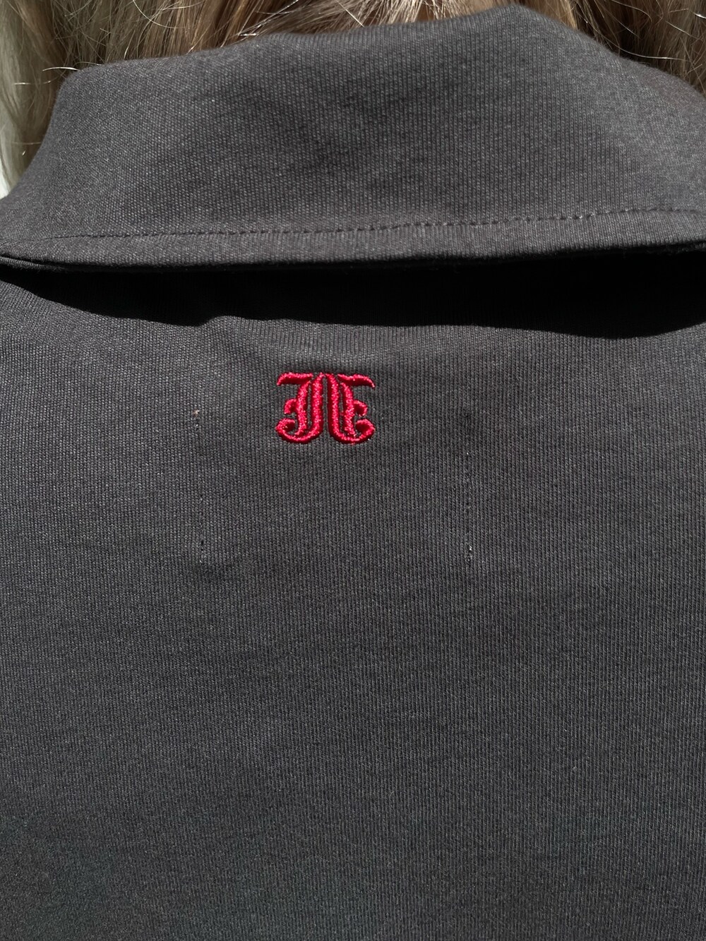 ブラック系のTシャツ/カットソー、ブラック系のトートバッグ、ブルー系のスカートを着用したレディースの春コーディネートの7枚目の写真