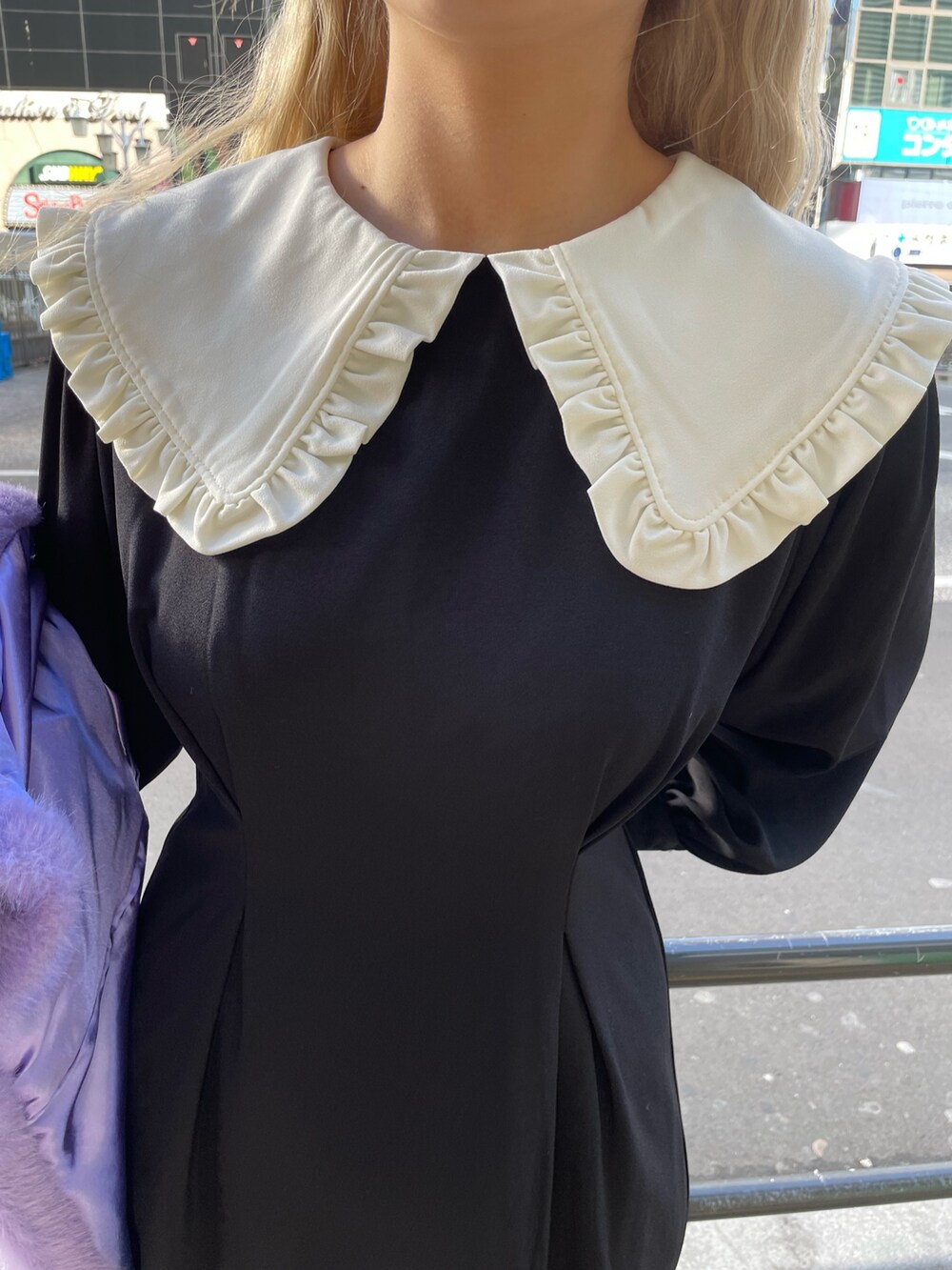 パープル系のその他アウター、ブラック系のワンピース、ブラック系のブーツを着用したレディースの冬コーディネートの4枚目の写真