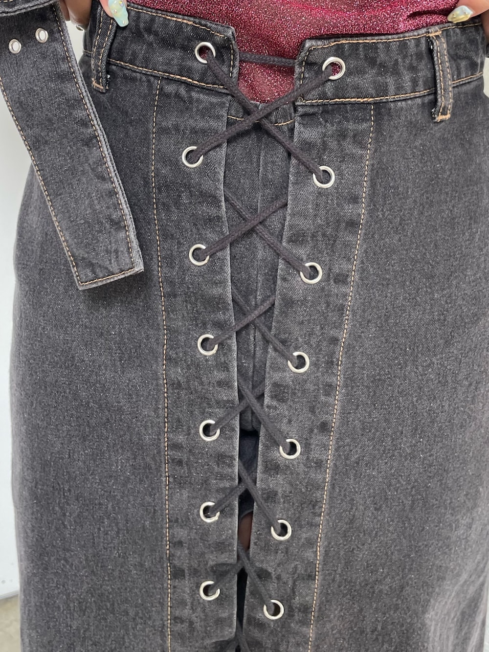 ブラック系のデニムパンツ、ブラック系のその他シューズ、ブラック系のライダースジャケットを着用したレディースの秋コーディネートの6枚目の写真