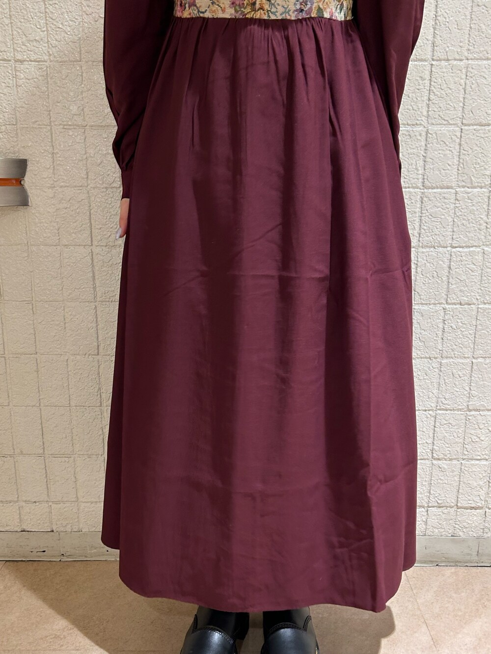 ブラック系のブーツ、レッド系のワンピースを着用したレディースの秋コーディネートの6枚目の写真