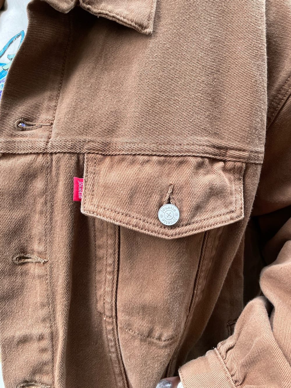 ブラウン系のデニムジャケット、ホワイト系のTシャツ/カットソー、ブラック系のその他シューズを着用したレディースの冬コーディネートの5枚目の写真