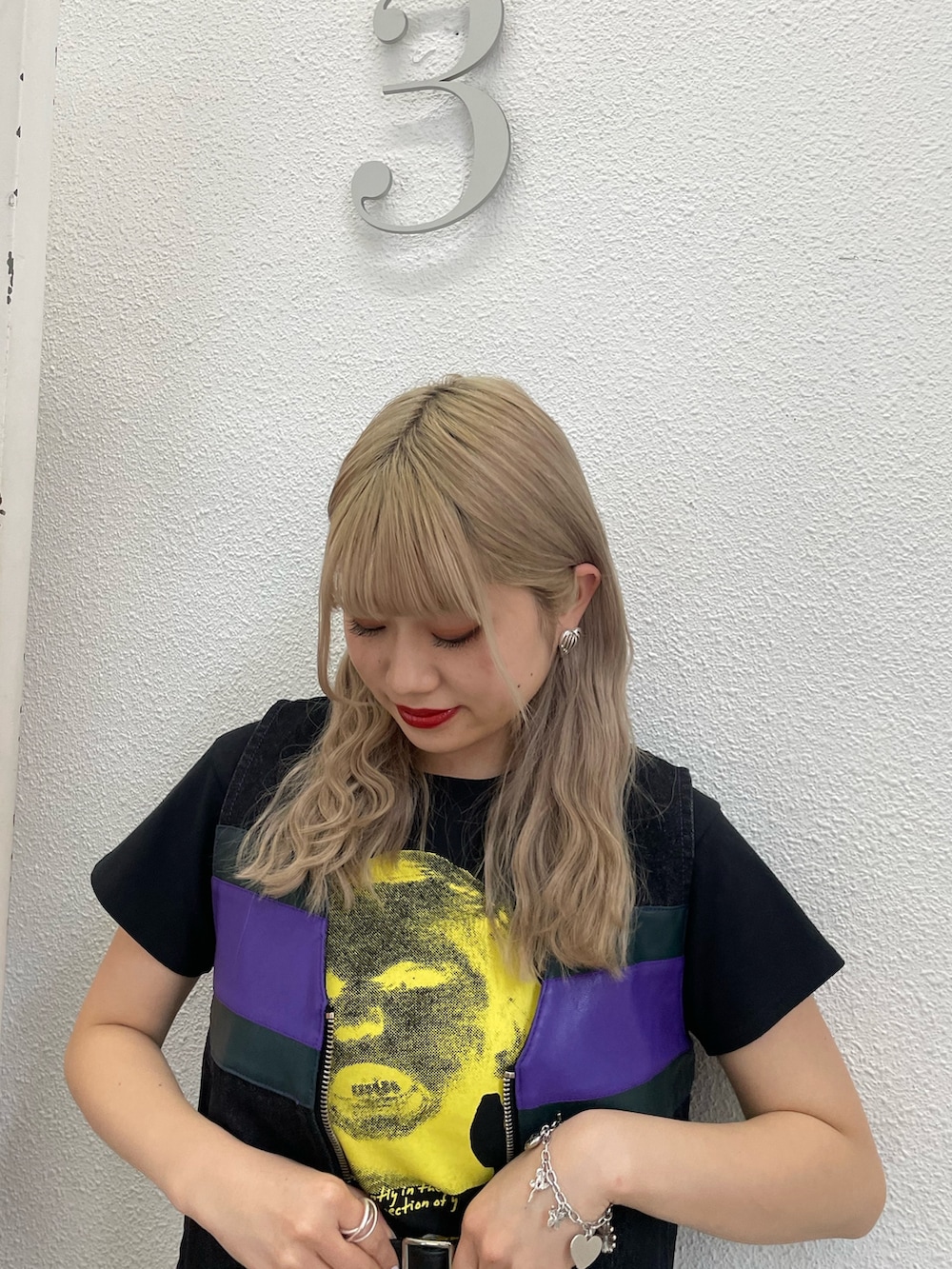 ブラック系のベスト、ブラック系のTシャツ/カットソー、ブラック系のその他シューズを着用したレディースの春コーディネートの3枚目の写真