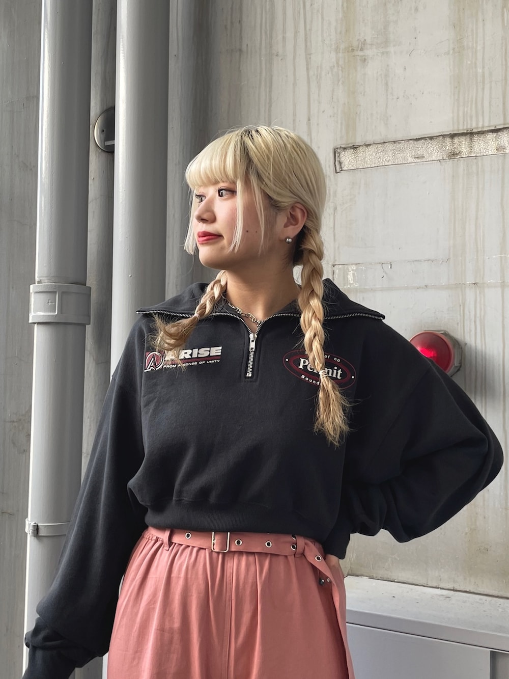 ピンク系のカーゴパンツ、ブラック系のスウェット、ブラック系のその他シューズを着用したレディースの夏コーディネートの4枚目の写真