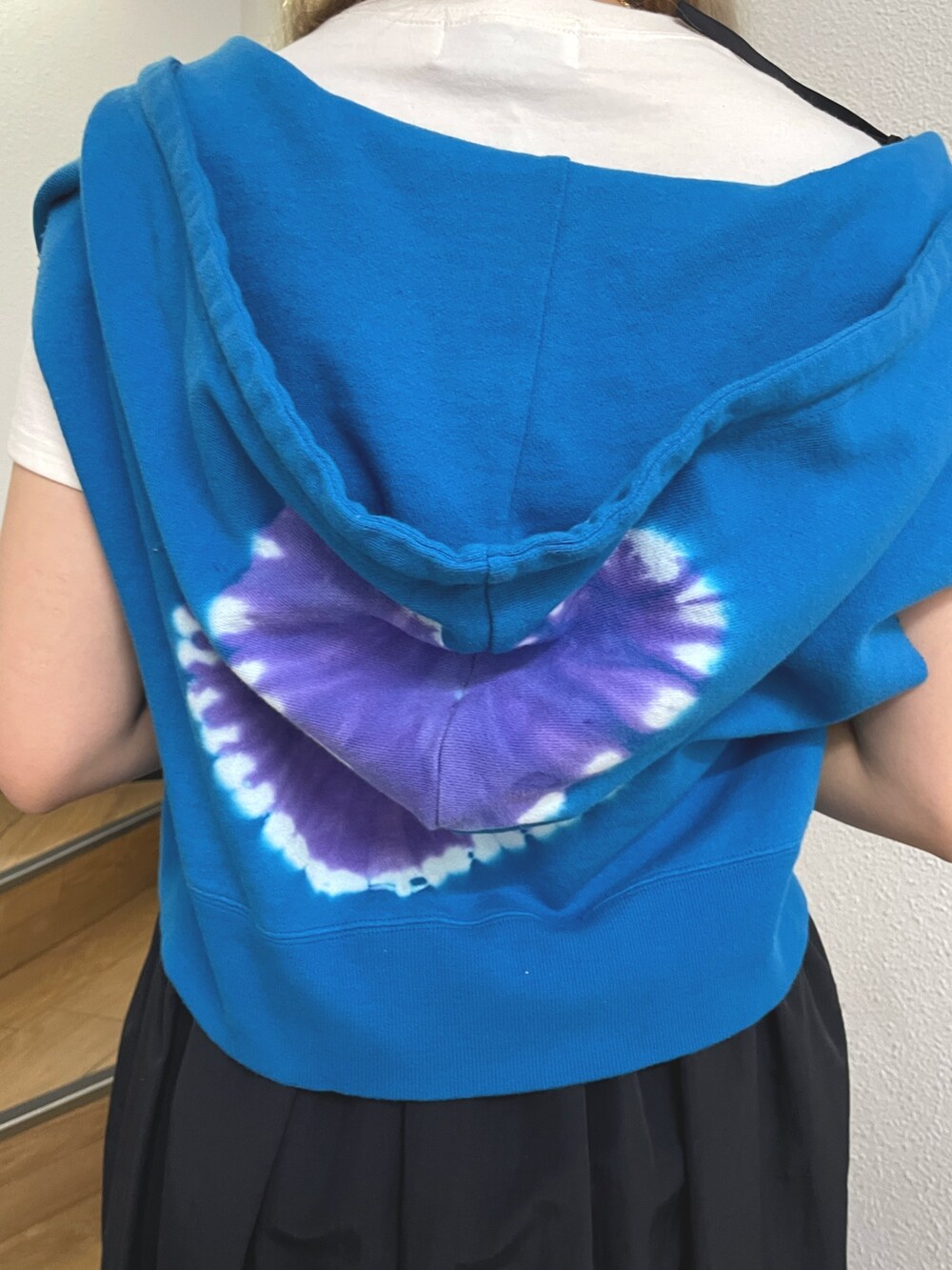 ブラック系のワンピース、ブラック系のその他シューズ、ホワイト系のTシャツ/カットソーを着用したレディースの春コーディネートの6枚目の写真