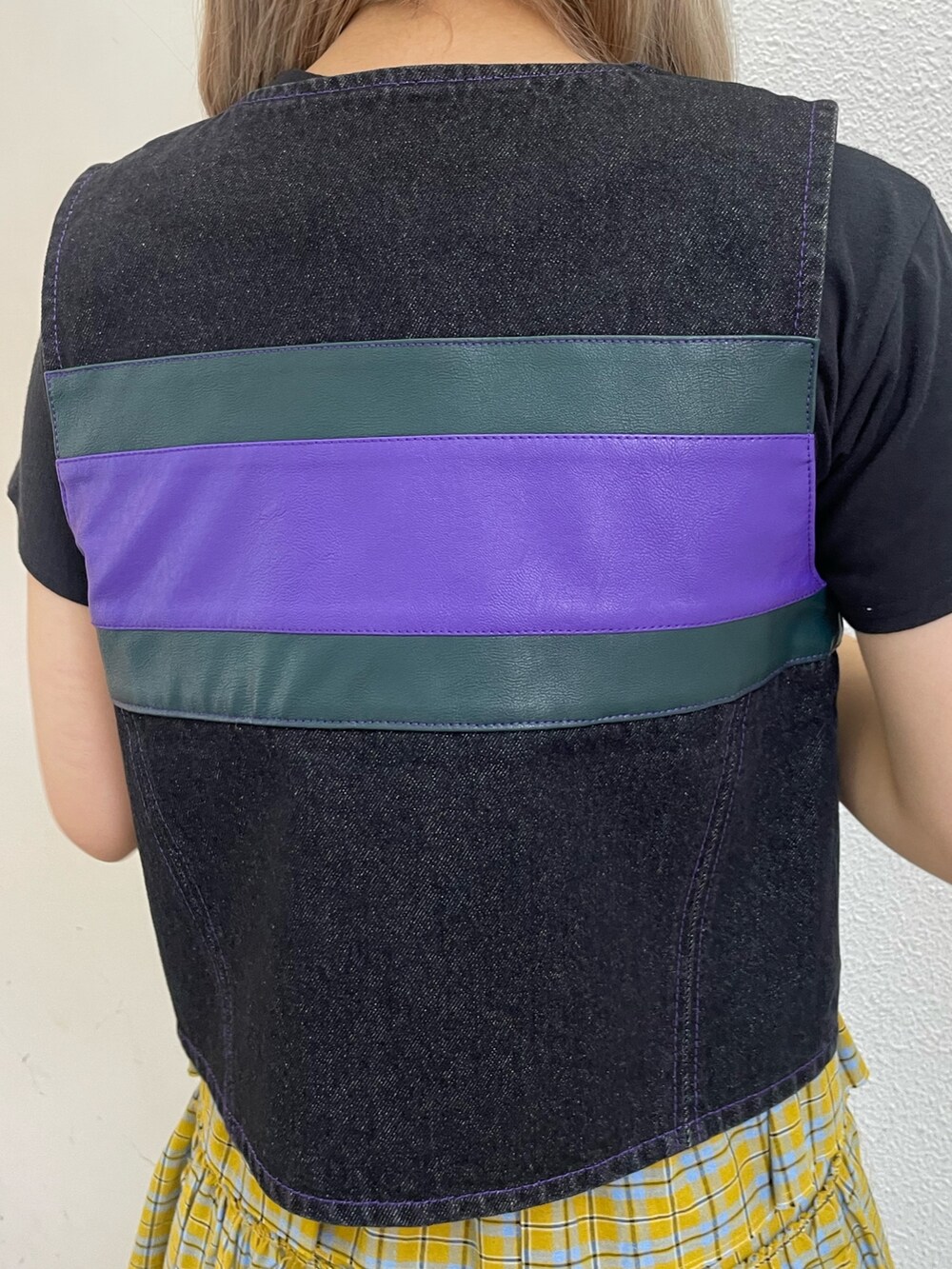 ブラック系のベスト、ブラック系のTシャツ/カットソー、ブラック系のその他シューズを着用したレディースの春コーディネートの5枚目の写真