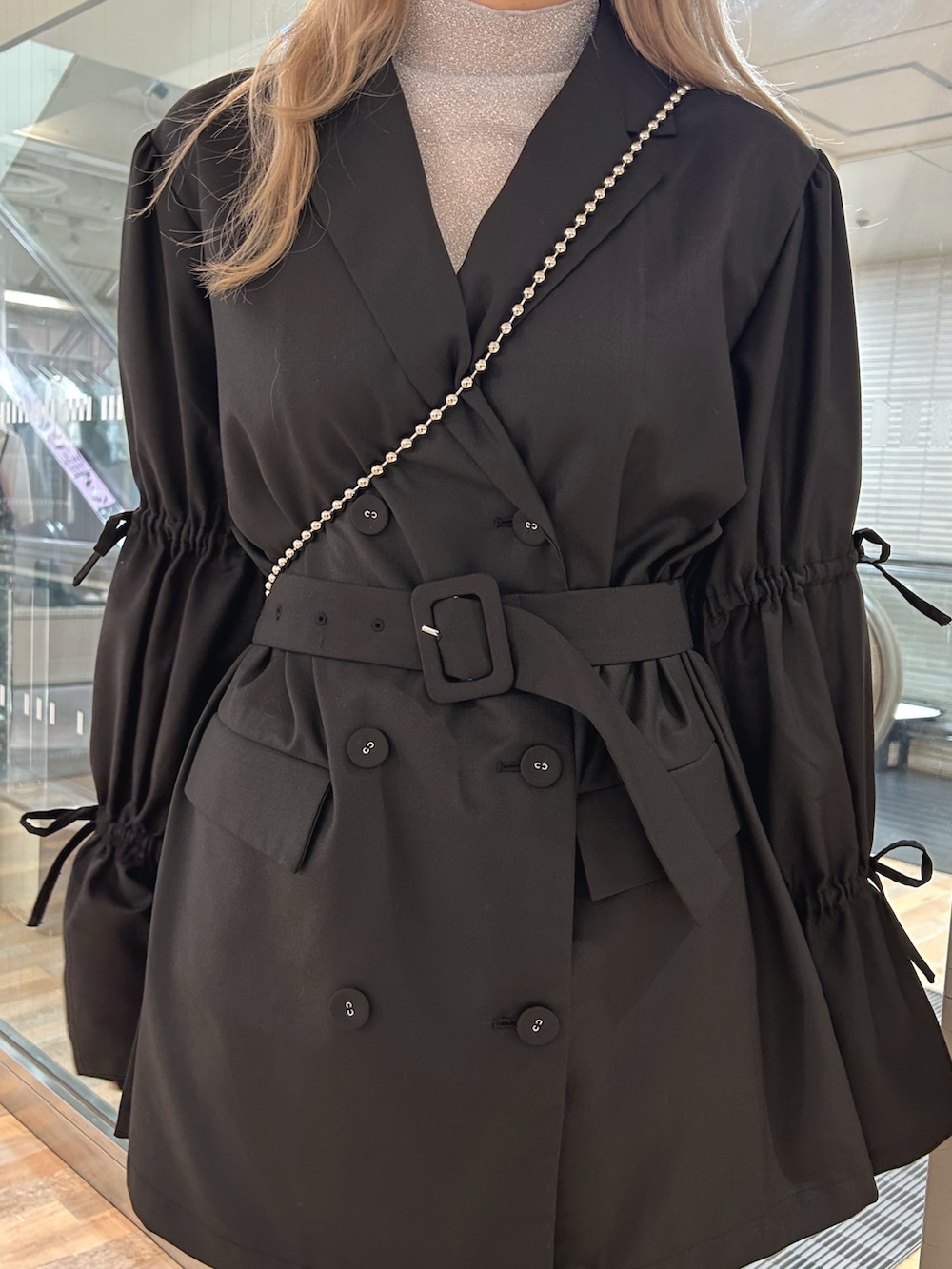 ブラック系のワンピース、シルバー系のTシャツ/カットソー、ホワイト系のショルダーバッグを着用したレディースの秋コーディネートの5枚目の写真