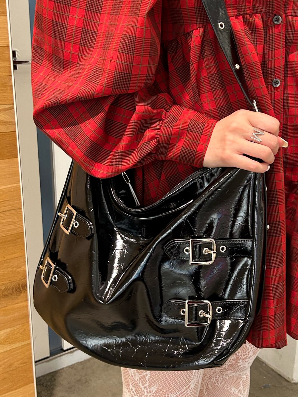 レッド系のワンピース、ブラウン系のブーツ、ブラック系のショルダーバッグを着用したレディースの夏コーディネートの9枚目の写真