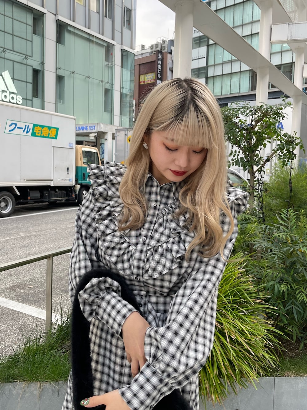 ブラック系のワンピース、ブラック系のハンドバッグ、ブラック系のその他シューズを着用したレディースの冬コーディネートの4枚目の写真