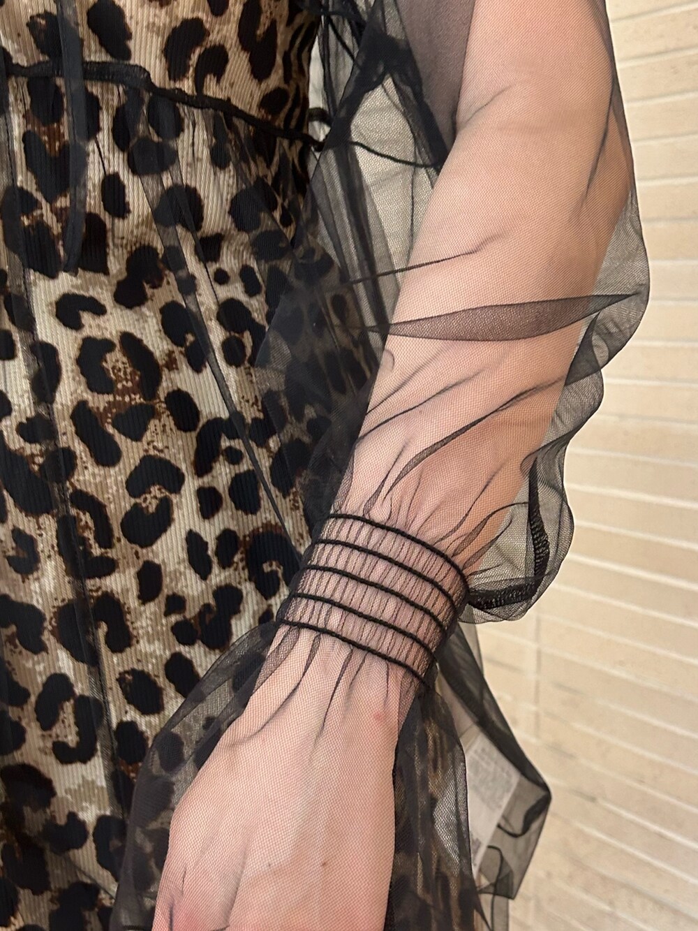 ブラウン系のワンピース、ブラック系のシャツ/ブラウスを着用したレディースの夏コーディネートの8枚目の写真