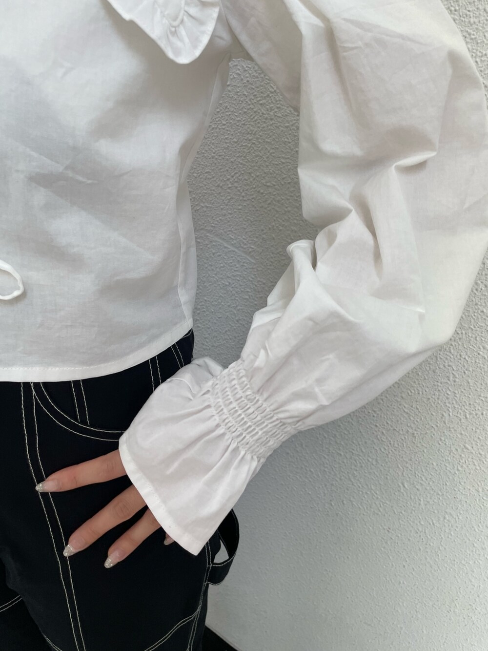 ホワイト系のTシャツ/カットソー、ブラック系のその他パンツ、ホワイト系のシャツ/ブラウスを着用したレディースの春コーディネートの6枚目の写真