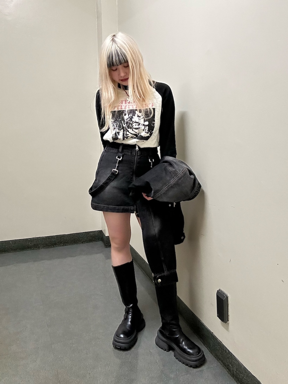 ホワイト系のTシャツ/カットソー、ブラック系のデニムスカート、シルバー系のネックレスを着用したレディースの春コーディネートの2枚目の写真