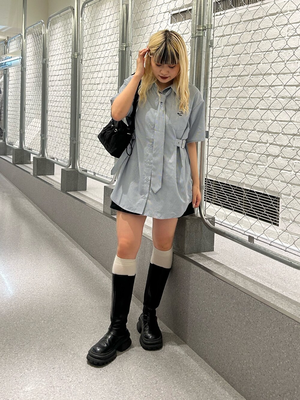 ブルー系のシャツ/ブラウス、ブラック系のスカート、ブラック系のショルダーバッグを着用したレディースの夏コーディネートの3枚目の写真