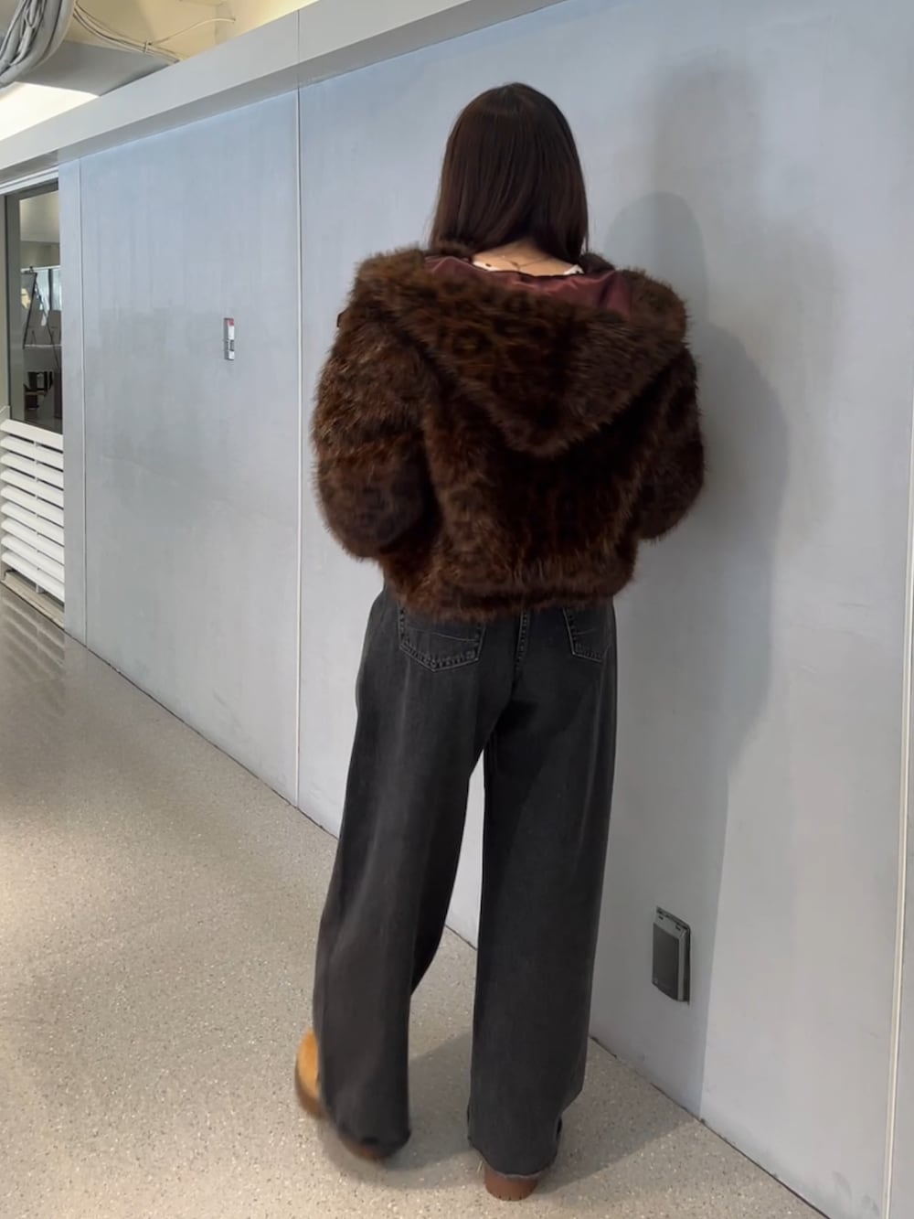 ブラウン系のブルゾン、ブラック系のデニムパンツを着用したレディースの秋コーディネートの4枚目の写真