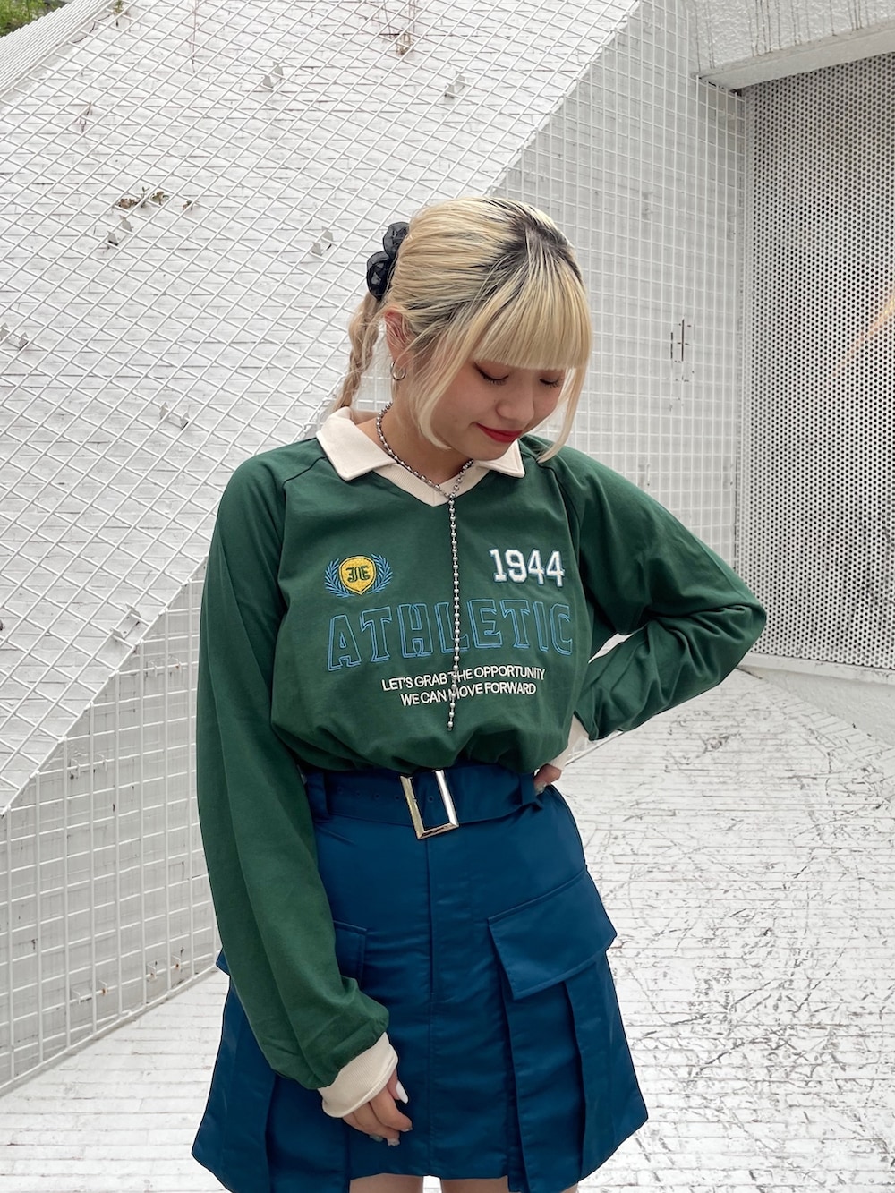 グリーン系のTシャツ/カットソー、ブルー系のその他パンツ、ブラック系のその他シューズを着用したレディースの夏コーディネートの5枚目の写真