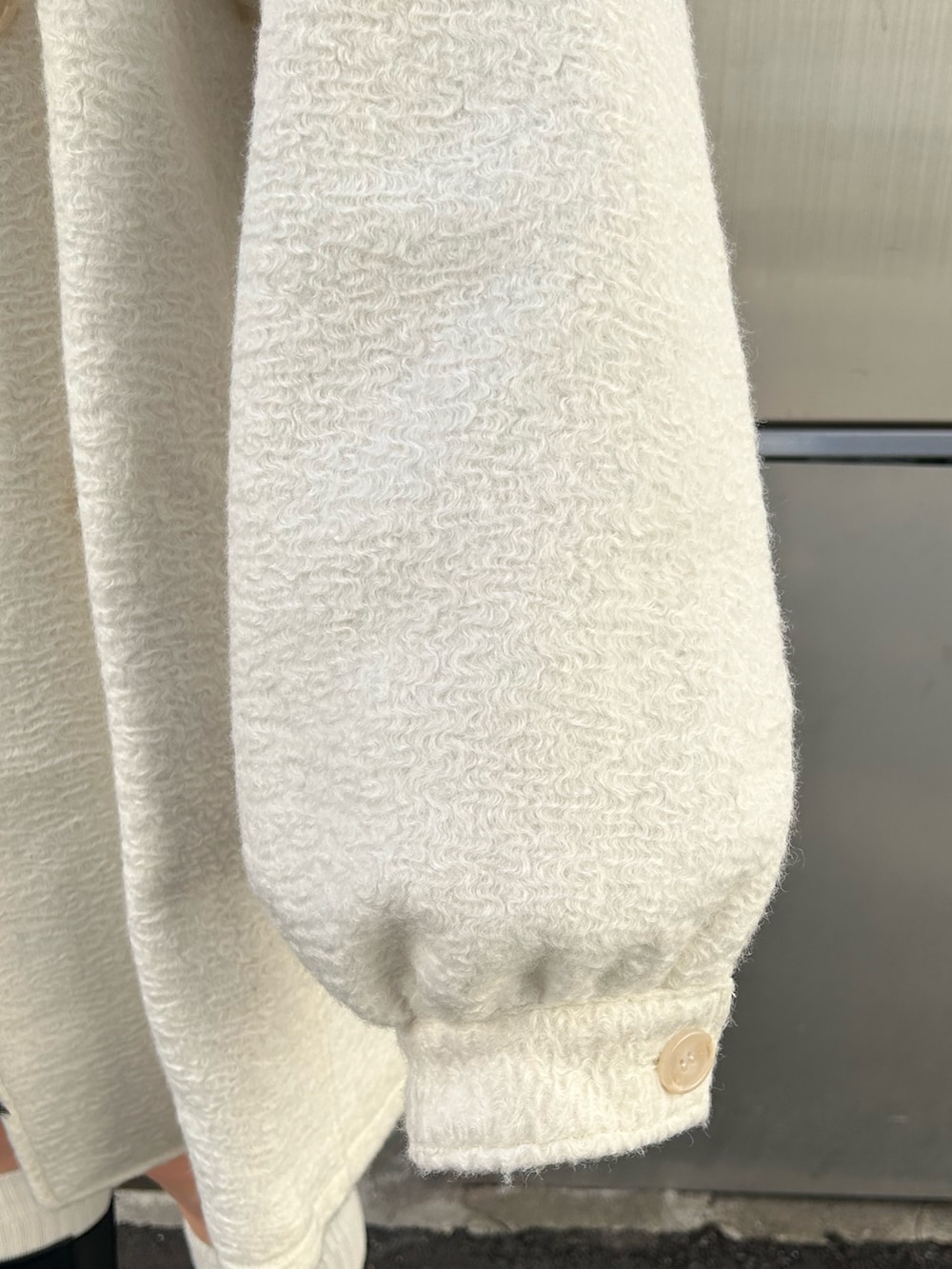 ホワイト系のその他アウター、ブラック系のワンピース、ホワイト系のTシャツ/カットソーを着用したレディースの秋コーディネートの6枚目の写真