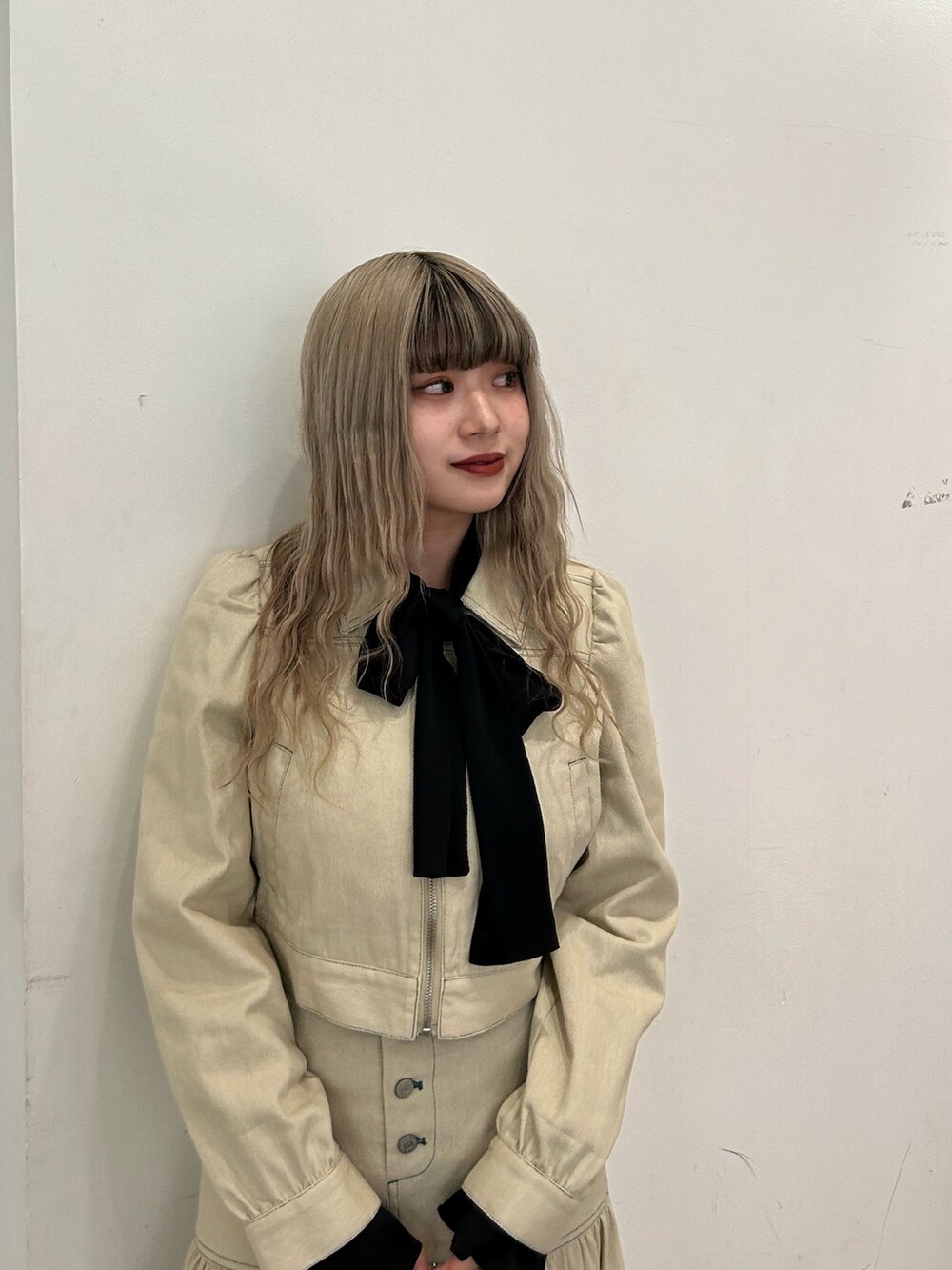 ブラック系のシャツ/ブラウス、ホワイト系のワンピース、ブラック系のブーツを着用したレディースの冬コーディネートの3枚目の写真