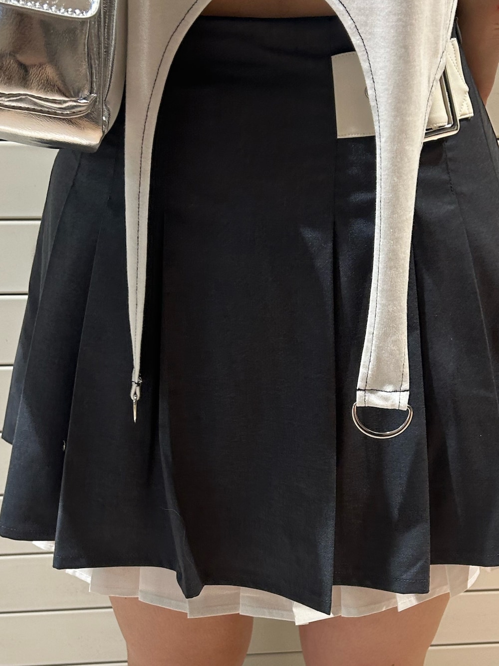 ホワイト系のTシャツ/カットソー、グレー系のスカート、シルバー系のハンドバッグを着用したレディースの夏コーディネートの8枚目の写真