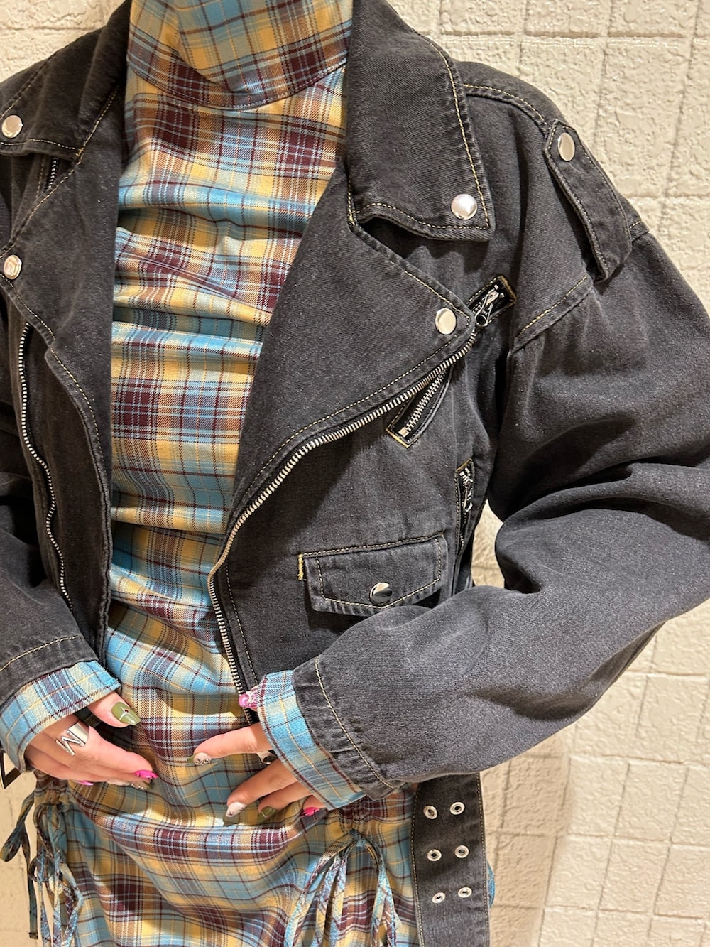 ブラック系のライダースジャケット、ブルー系のワンピース、ブラック系のその他シューズを着用したレディースの秋コーディネートの7枚目の写真