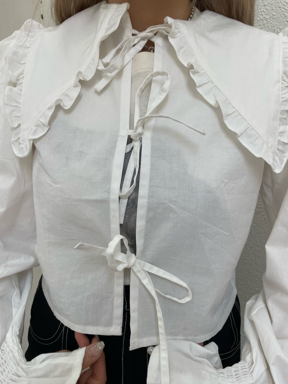 ホワイト系のTシャツ/カットソー、ブラック系のその他パンツ、ホワイト系のシャツ/ブラウスを着用したレディースの春コーディネートの4枚目の写真