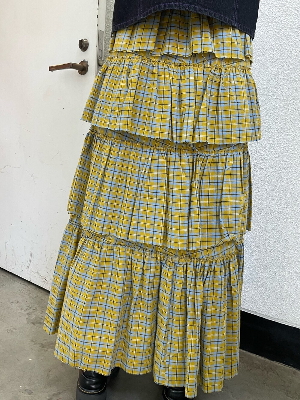 ブラック系のベスト、ブラック系のTシャツ/カットソー、ブラック系のその他シューズを着用したレディースの春コーディネートの7枚目の写真