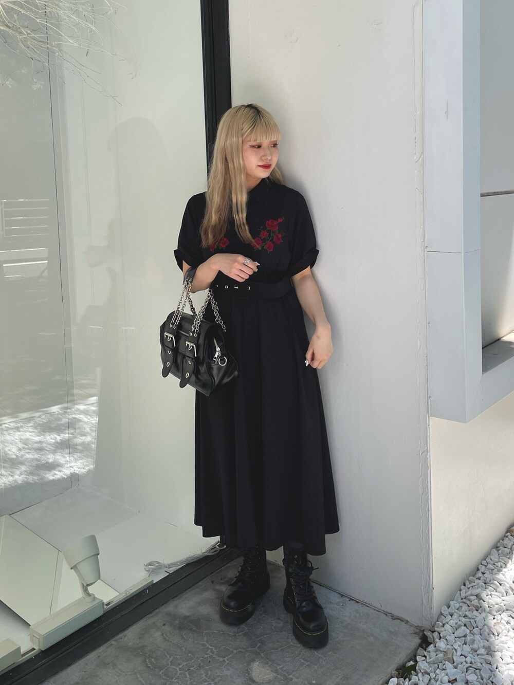 ブラック系のハンドバッグ、ブラック系のその他シューズ、ブラック系のワンピースを着用したレディースの夏コーディネートの2枚目の写真