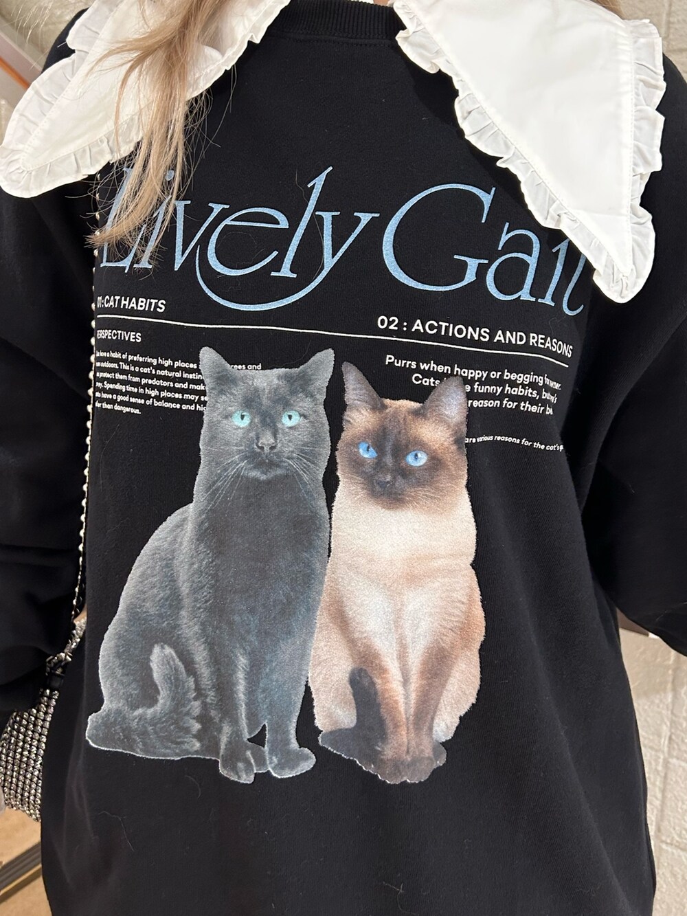 ブラック系のスウェット、ホワイト系のシャツ/ブラウス、ホワイト系のショルダーバッグを着用したレディースの夏コーディネートの5枚目の写真