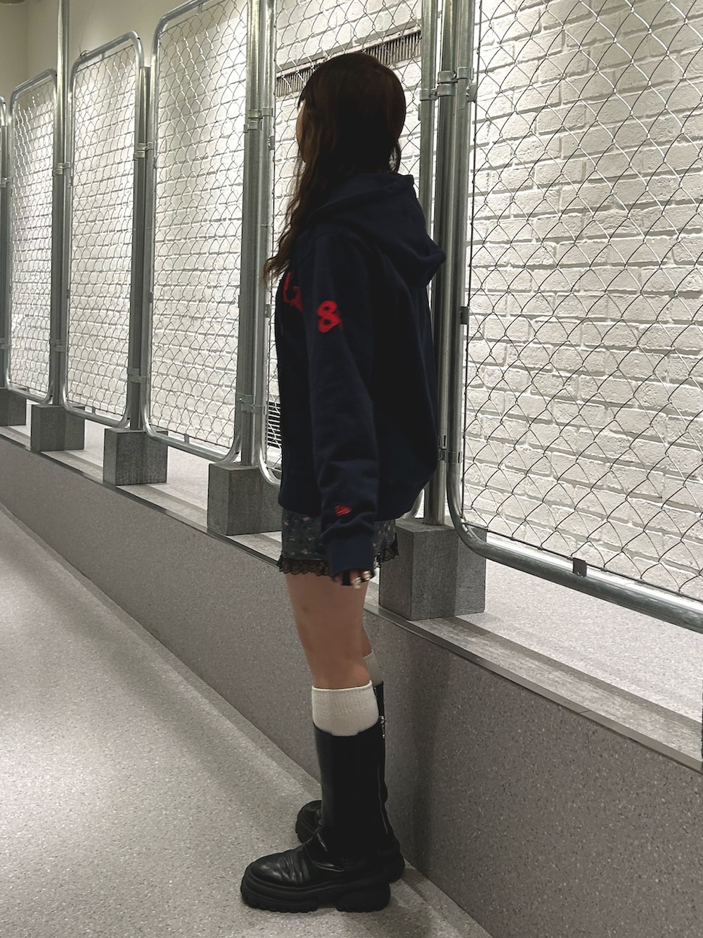 ブルー系のパーカー、グレー系のワンピースを着用したレディースの冬コーディネートの2枚目の写真