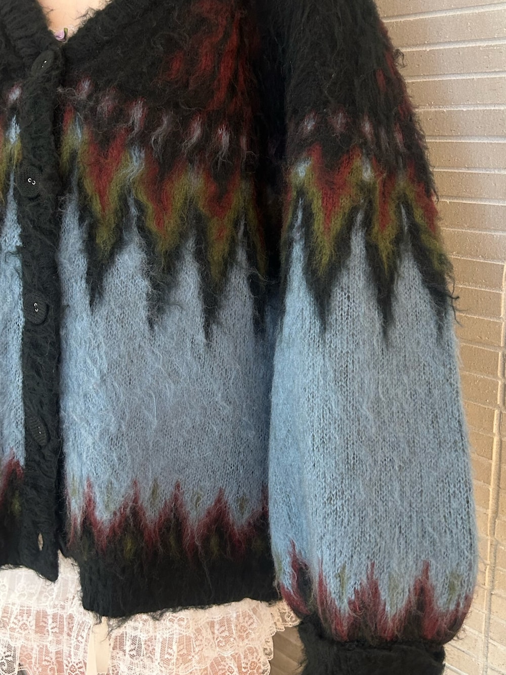 ブラック系のカーディガン/ボレロ、ブラウン系のブーツを着用したレディースの秋コーディネートの7枚目の写真