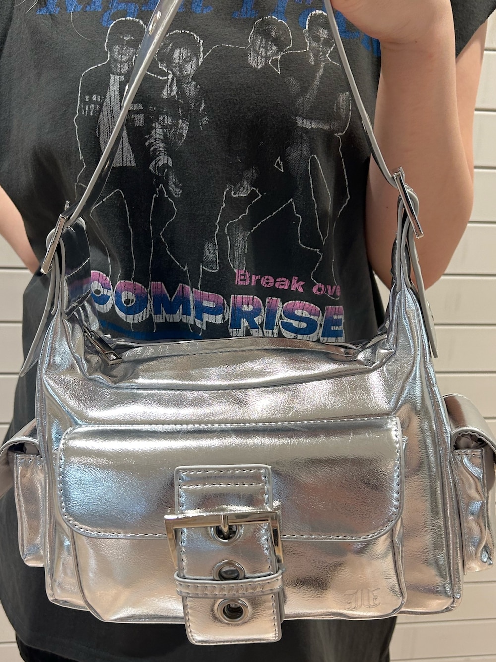 ブラック系のTシャツ/カットソー、シルバー系のハンドバッグ、ホワイト系のチョーカーを着用したレディースの夏コーディネートの8枚目の写真