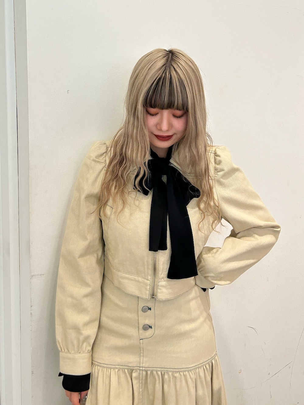 ブラック系のシャツ/ブラウス、ホワイト系のワンピース、ブラック系のブーツを着用したレディースの冬コーディネートの4枚目の写真