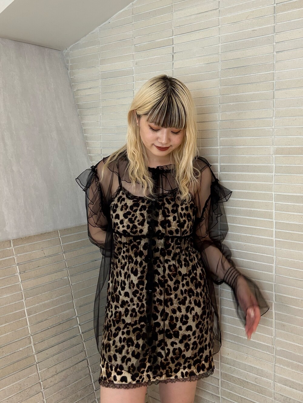 ブラウン系のワンピース、ブラック系のシャツ/ブラウスを着用したレディースの夏コーディネートの4枚目の写真