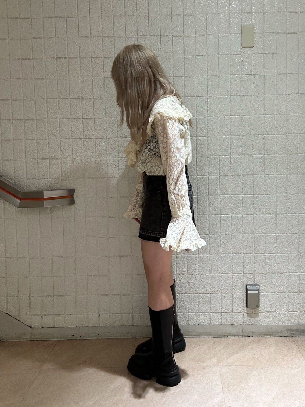 ホワイト系のシャツ/ブラウス、ブラック系のデニムパンツ、ブラック系のブーツを着用したレディースの秋コーディネートの3枚目の写真