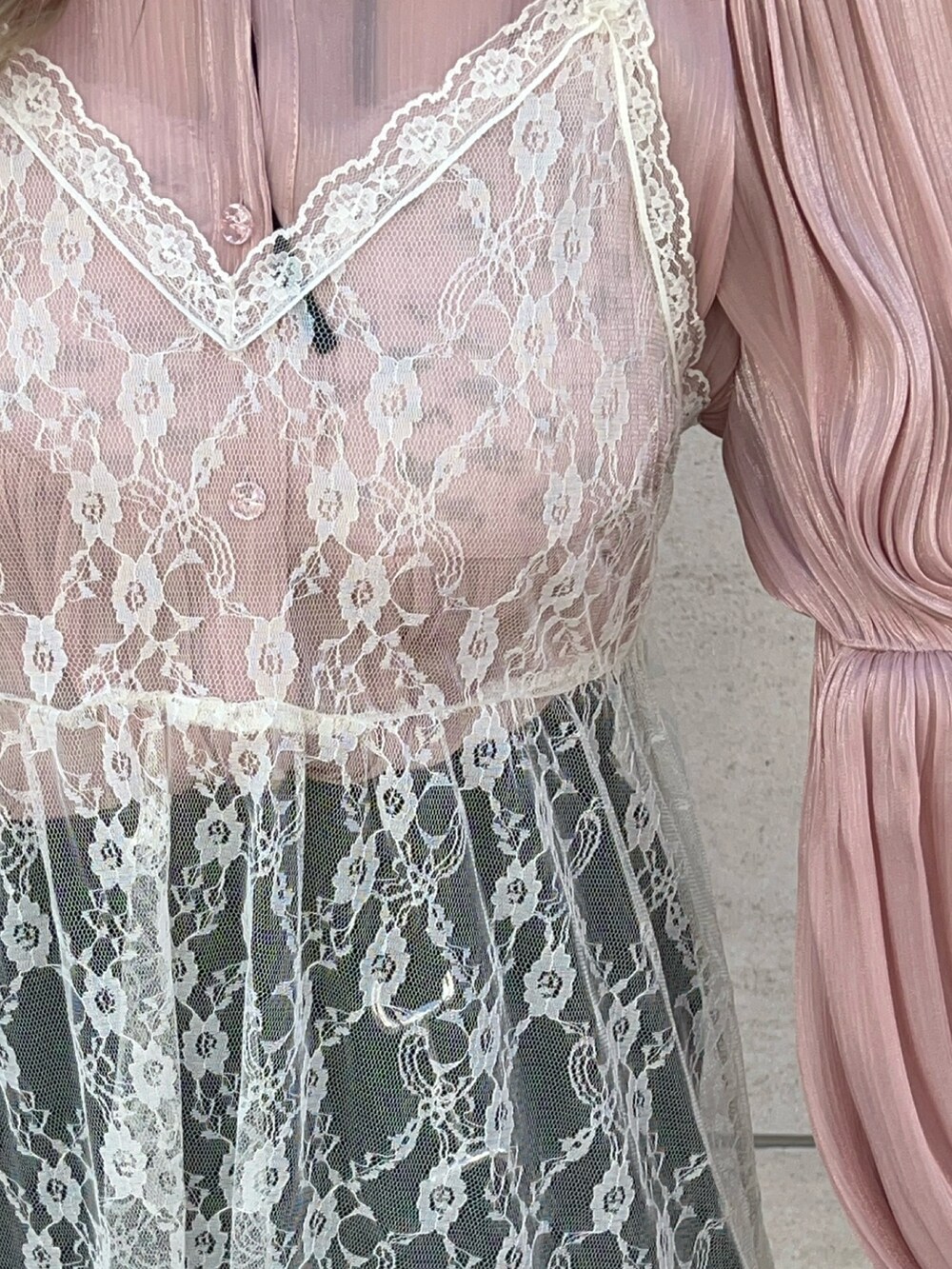 ピンク系のシャツ/ブラウス、ブラック系のデニムスカート、ホワイト系のワンピースを着用したレディースの冬コーディネートの6枚目の写真