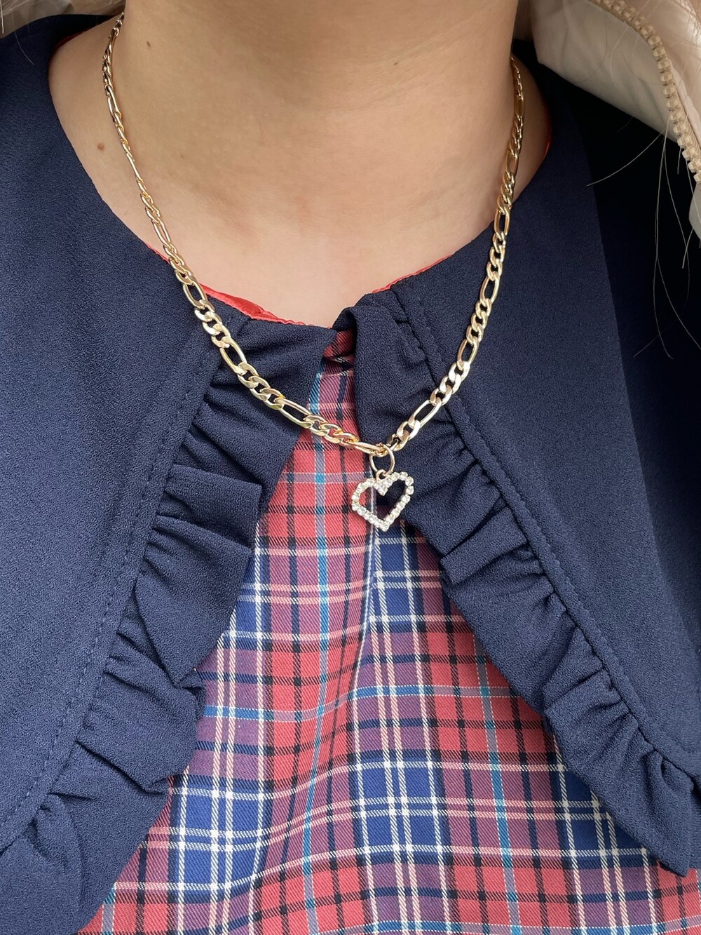 ホワイト系のブルゾン、オレンジ系のワンピース、ブラック系のブーツを着用したレディースの冬コーディネートの4枚目の写真