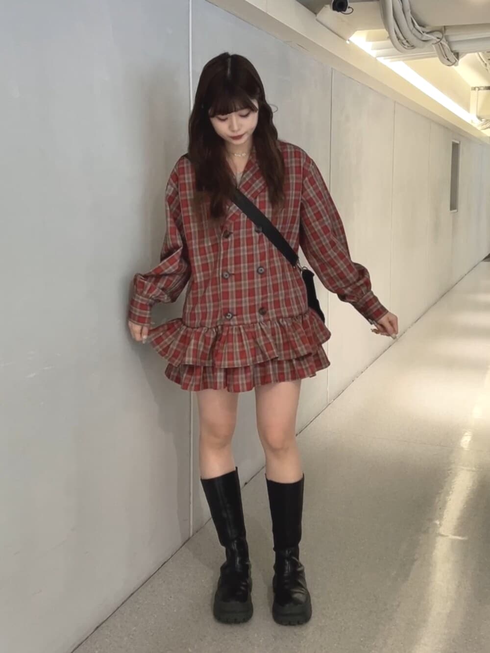 レッド系のワンピース、ブラック系のボストンバッグを着用したレディースの冬コーディネートの4枚目の写真