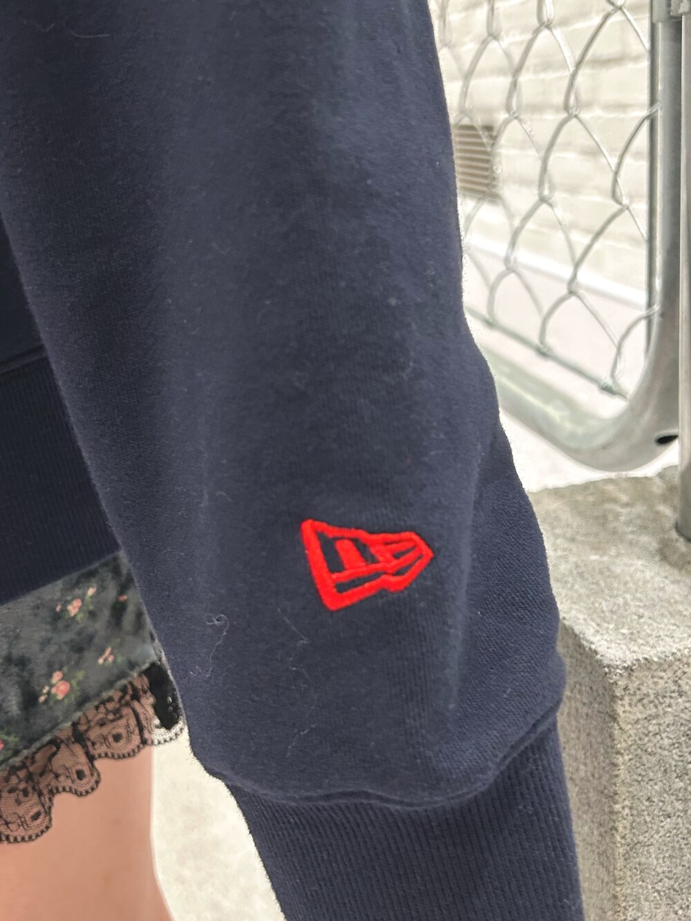 ブルー系のパーカー、グレー系のワンピースを着用したレディースの冬コーディネートの8枚目の写真