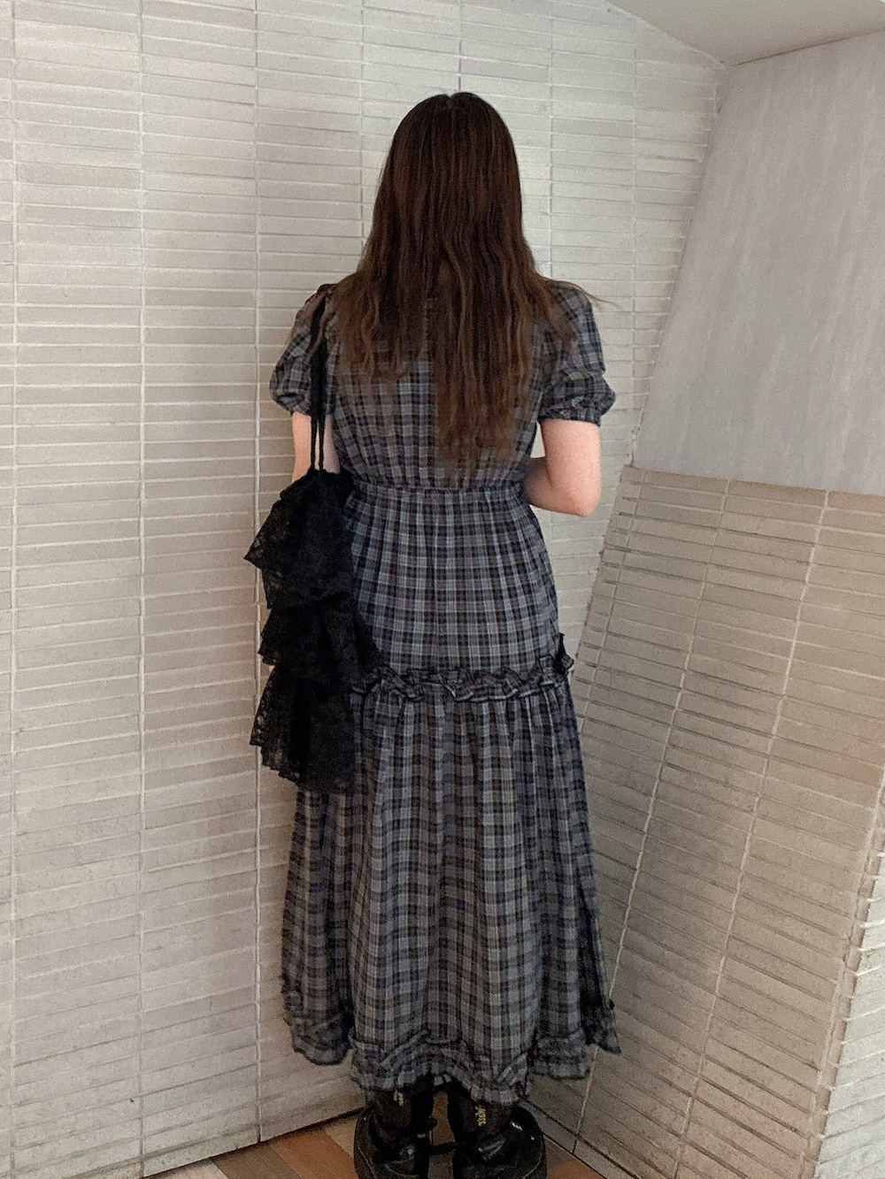 ブラック系のワンピース、ブラック系のトートバッグを着用したレディースの夏コーディネートの3枚目の写真