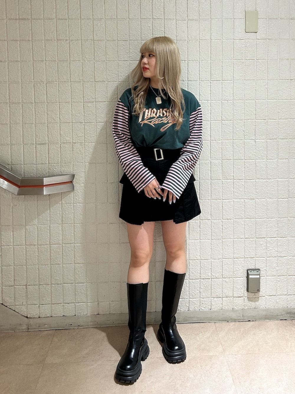 ブラック系のブーツ、ブラック系のその他パンツ、グリーン系のTシャツ/カットソーを着用したレディースの秋コーディネートの2枚目の写真