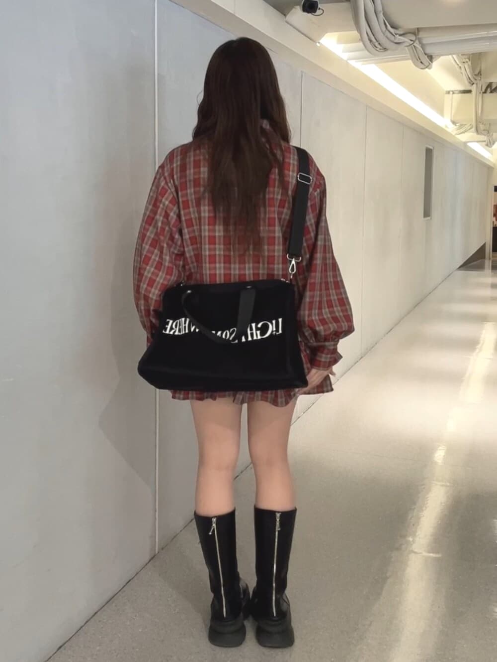 レッド系のワンピース、ブラック系のボストンバッグを着用したレディースの冬コーディネートの3枚目の写真