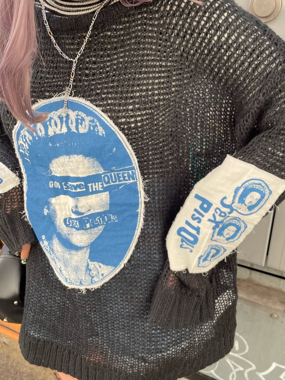 ブラック系のニット/セーター、ホワイト系のニット/セーター、ブラック系のショルダーバッグを着用したレディースの冬コーディネートの5枚目の写真