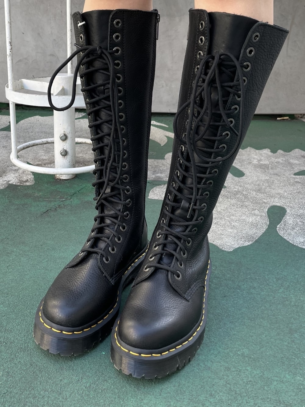 ブルー系のミリタリージャケット、ブラック系のシャツ/ブラウス、ブラック系のその他パンツを着用したレディースの冬コーディネートの8枚目の写真