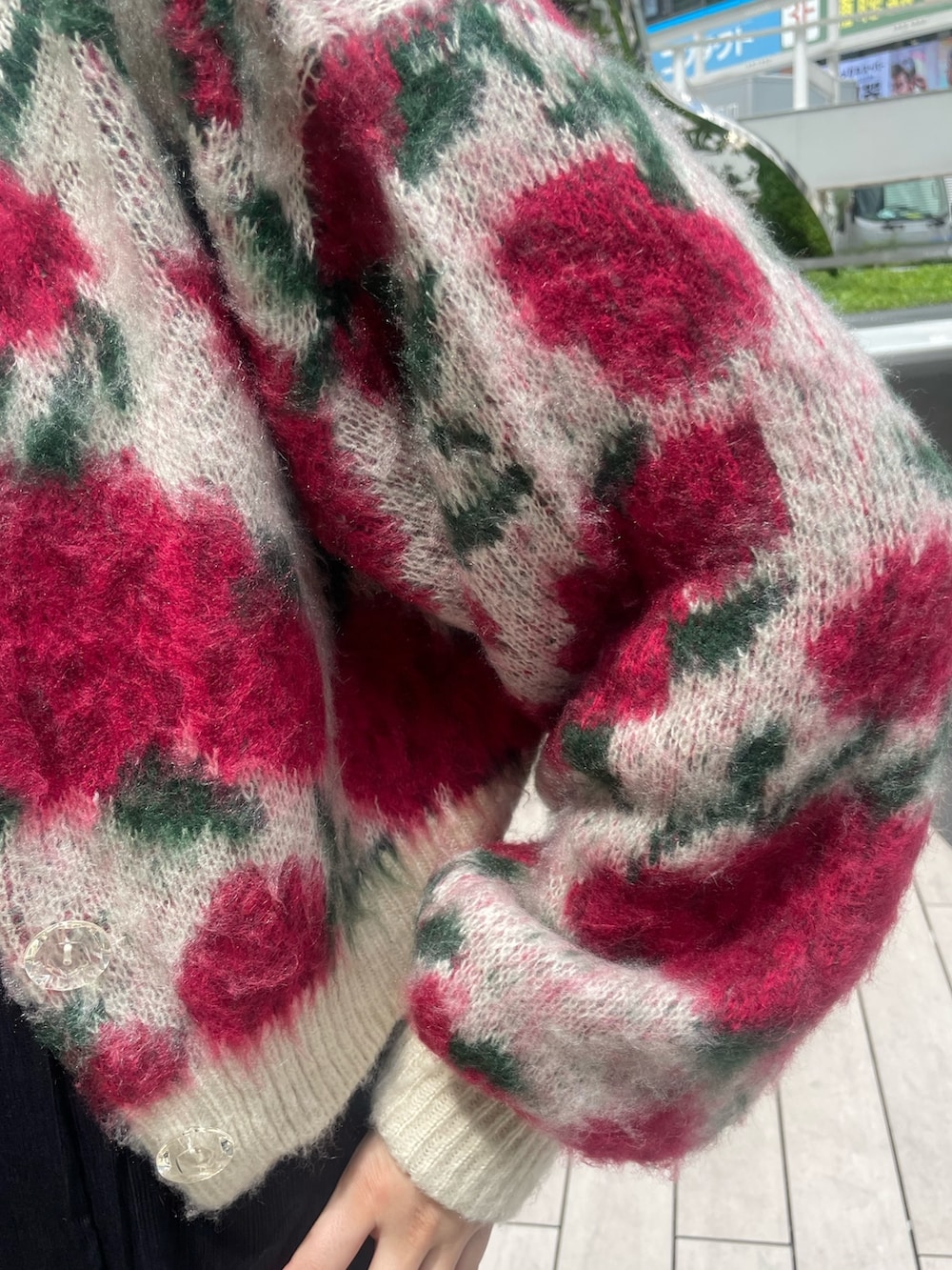 ブラック系のその他シューズ、ホワイト系のカーディガン/ボレロ、ブラック系のワンピースを着用したレディースの夏コーディネートの4枚目の写真