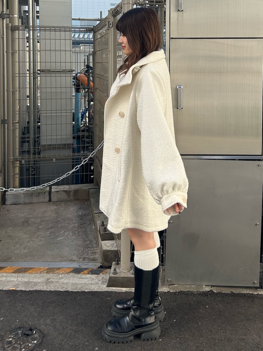 ホワイト系のその他アウター、ブラック系のワンピース、ホワイト系のTシャツ/カットソーを着用したレディースの秋コーディネートの2枚目の写真