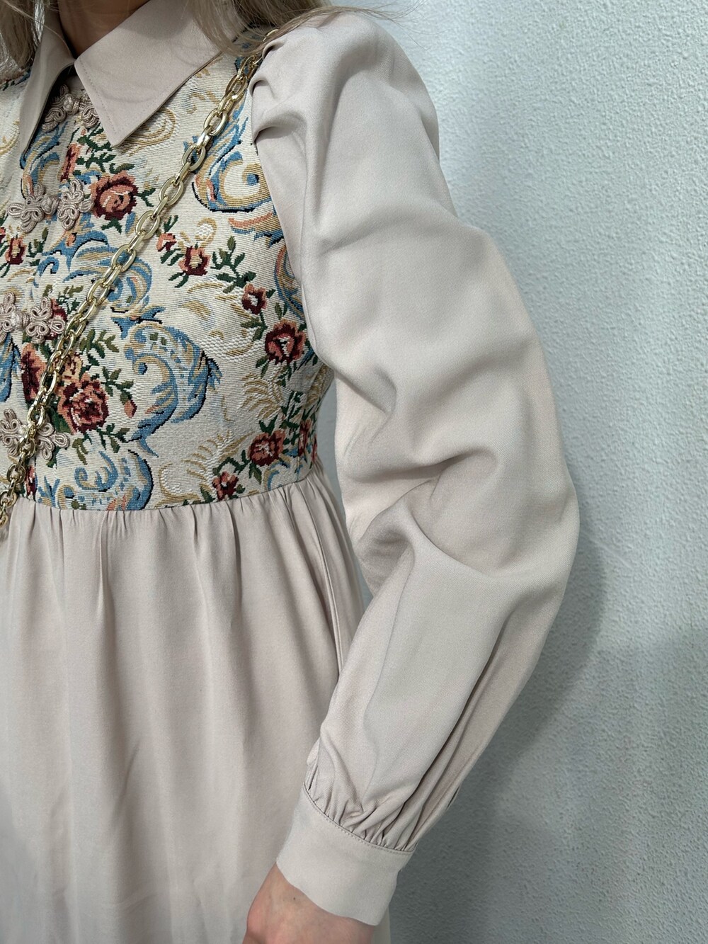 ホワイト系のワンピース、ホワイト系のハンドバッグ、ブラック系のその他シューズを着用したレディースの冬コーディネートの5枚目の写真