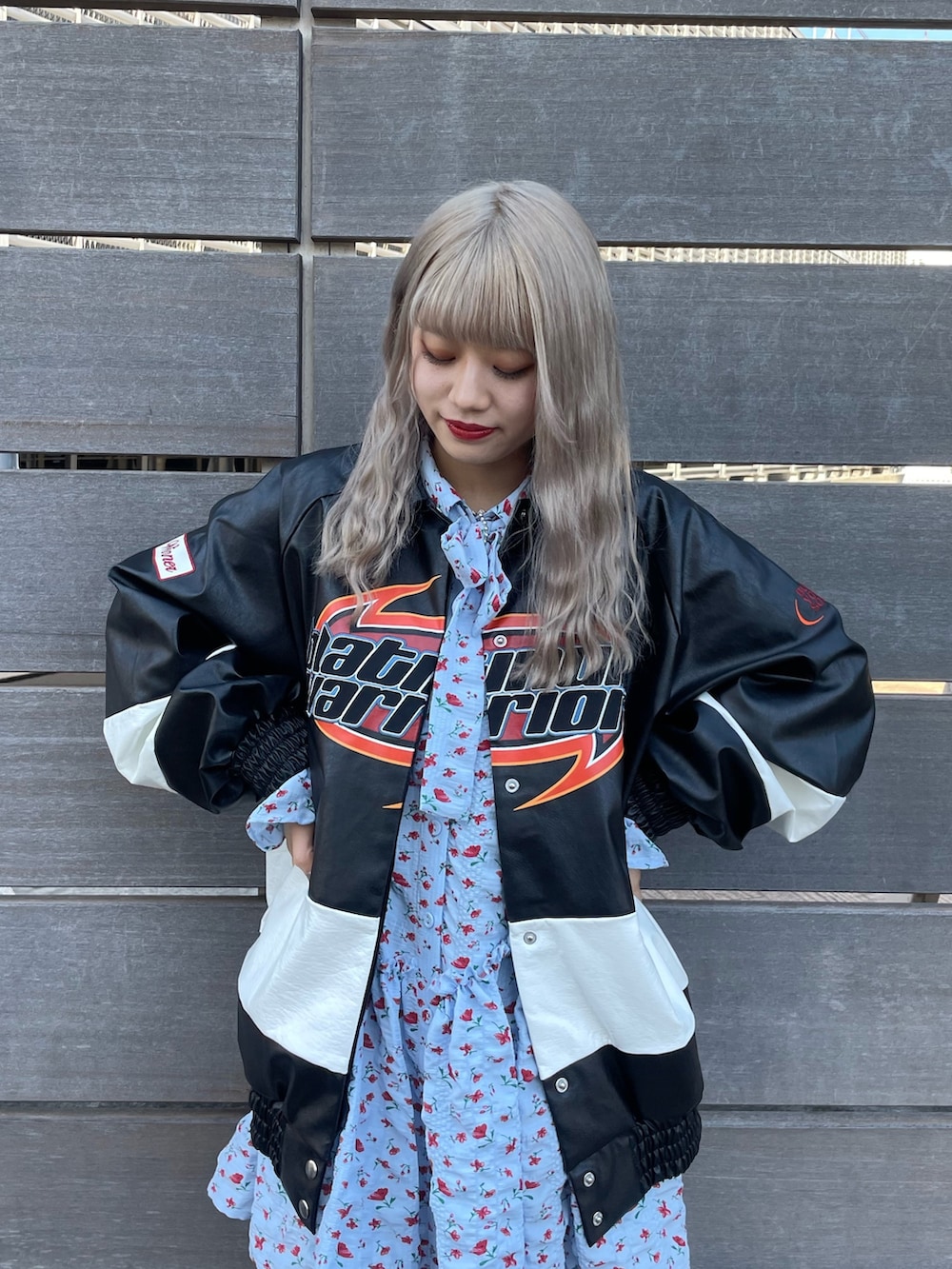 ブルー系のシャツ/ブラウス、ブラック系のブルゾン、ブラック系のその他シューズを着用したレディースの冬コーディネートの3枚目の写真