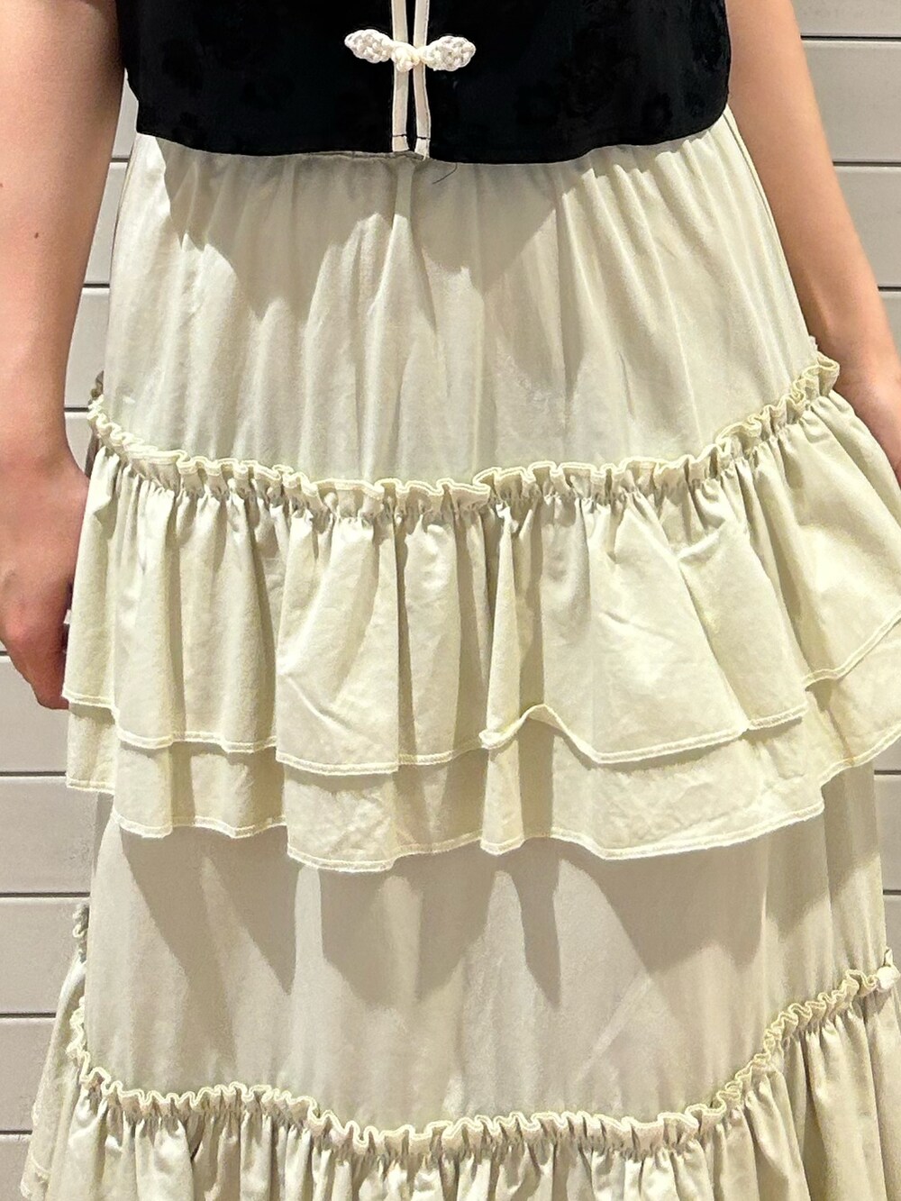 ブラック系のシャツ/ブラウス、ホワイト系のスカートを着用したレディースの夏コーディネートの5枚目の写真