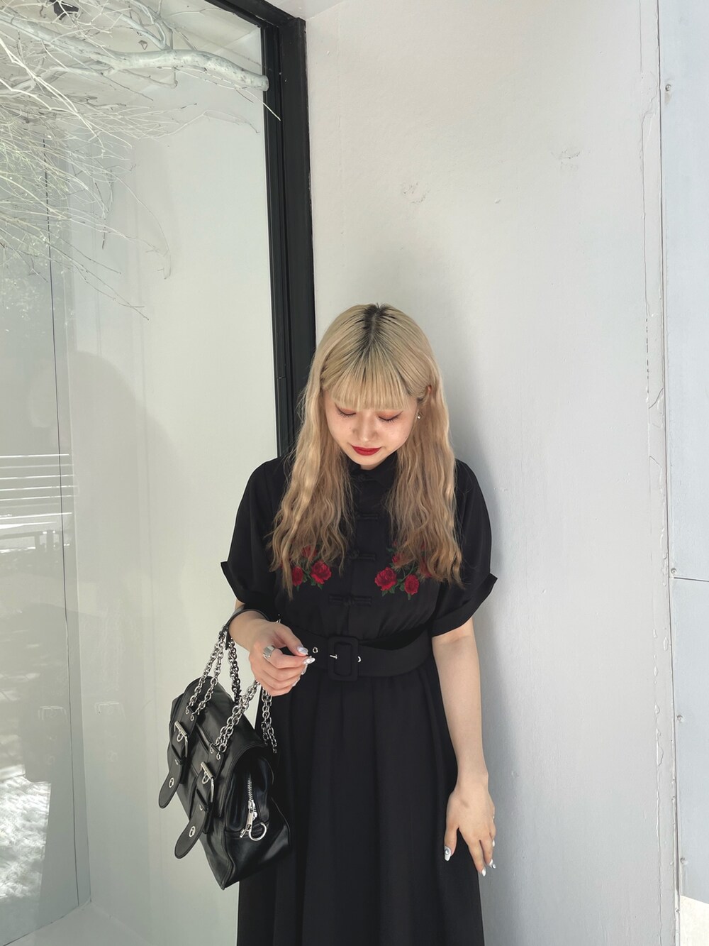 ブラック系のハンドバッグ、ブラック系のその他シューズ、ブラック系のワンピースを着用したレディースの夏コーディネートの3枚目の写真