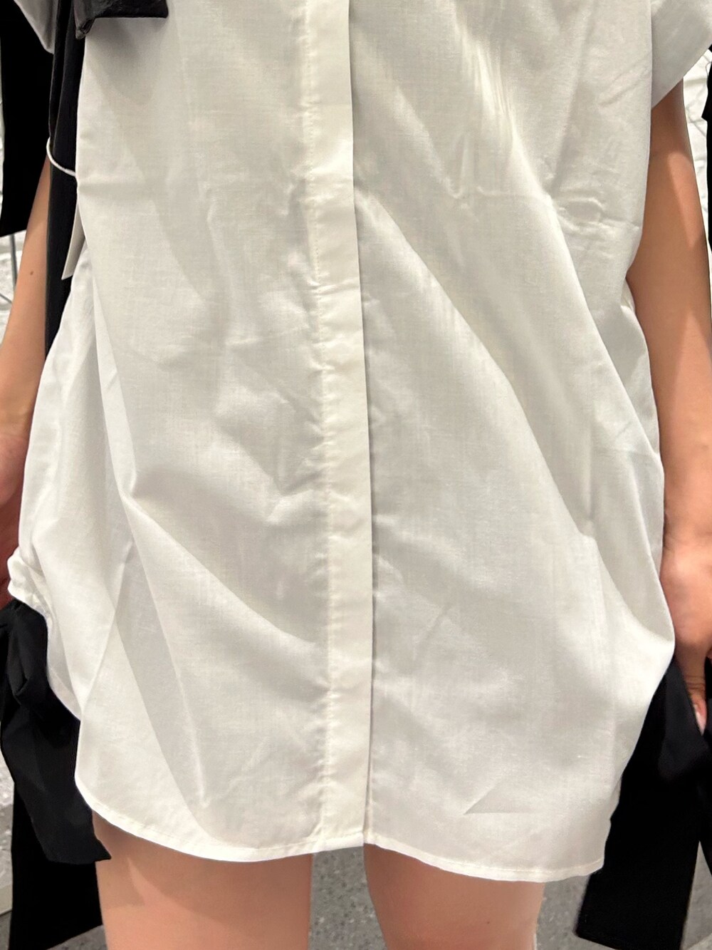 ブラック系のトートバッグ、ホワイト系のシャツ/ブラウス、ブラック系のチョーカーを着用したレディースの夏コーディネートの8枚目の写真