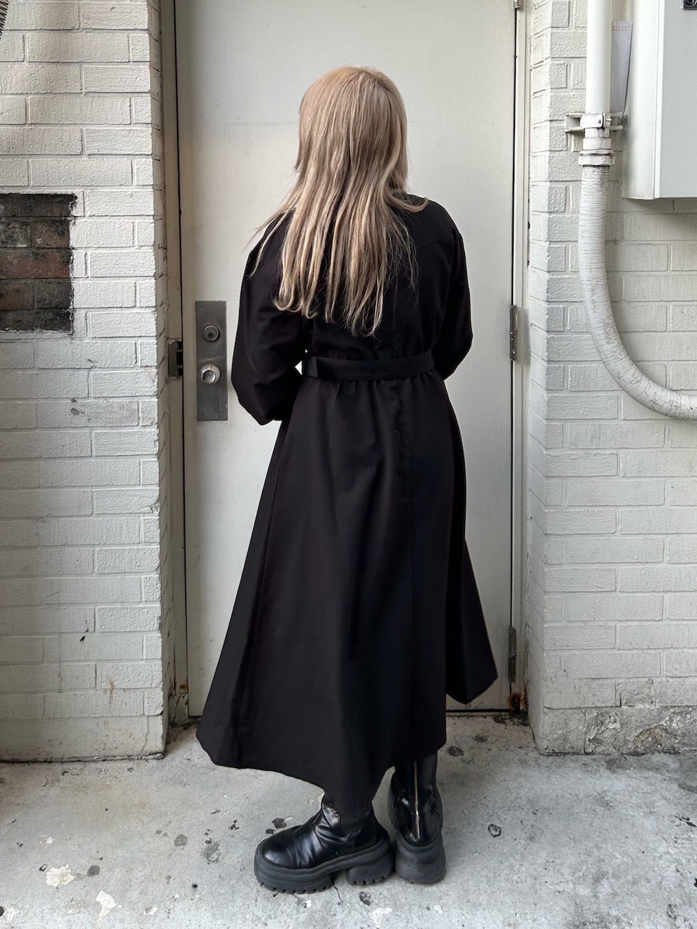 ブラック系のワンピース、ブラック系のブーツを着用したレディースの冬コーディネートの3枚目の写真